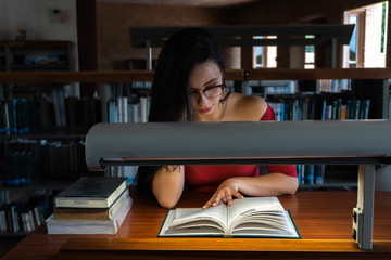 Mujer joven leyendo un libro