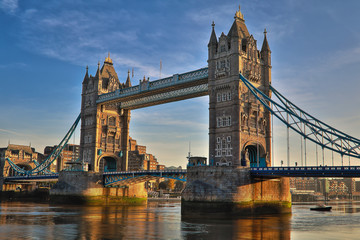 Fototapeta na wymiar Tower Bridge Sunrise