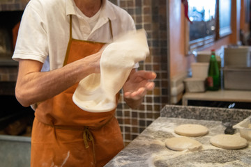 Pizzaiolo che prepara la pizza.