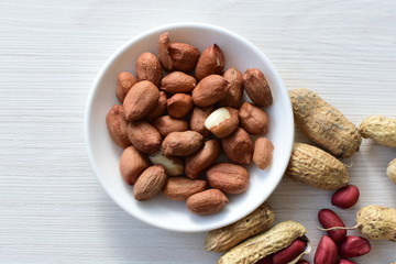 (Arachis hypogaea) dried whole peanuts in containers
