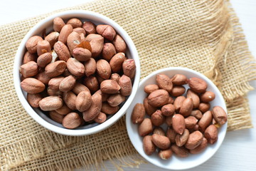 (Arachis hypogaea) dried whole peanuts in containers