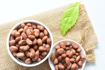 (Arachis hypogaea) dried whole peanuts in containers