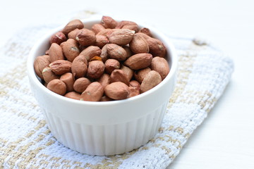 (Arachis hypogaea) dried whole peanuts in containers