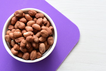 (Arachis hypogaea) dried whole peanuts in containers