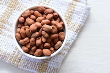 (Arachis hypogaea) dried whole peanuts in containers
