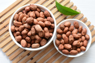 (Arachis hypogaea) dried whole peanuts in containers