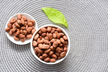 (Arachis hypogaea) dried whole peanuts in containers