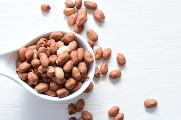 (Arachis hypogaea) dried whole peanuts in containers