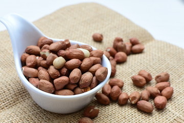 (Arachis hypogaea) dried whole peanuts in containers
