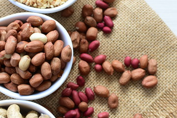 (Arachis hypogaea) dried whole peanuts in containers