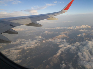 Obraz premium the view from an airplane flying above the clouds