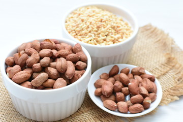 (Arachis hypogaea) dried whole peanuts without husk and chopped in containers