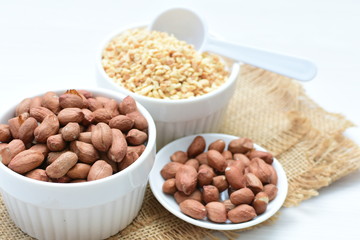 (Arachis hypogaea) dried whole peanuts without husk and chopped in containers