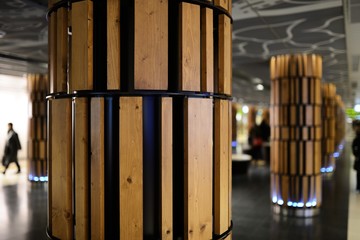 地下街の木製オブジェクト