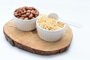 (Arachis hypogaea) dried whole peanuts without husk and chopped in containers