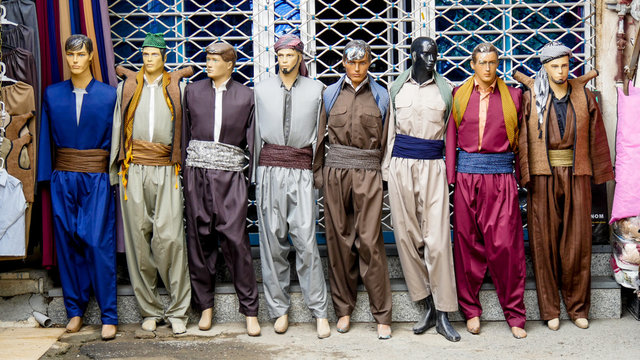 Maniqu&iacute;es con ropa tradicional kurda en Sanandaj, capital del Kurdist&aacute;n Iran&iacute;