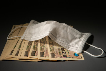 Japanese paper currency with face mask