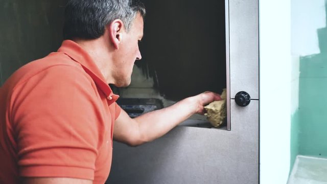  Fliesenleger bei der Arbeit, Renovierung eines Badezimmers 4k Video in zeitlupe