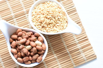 (Arachis hypogaea) dried whole peanuts without husk and chopped in containers