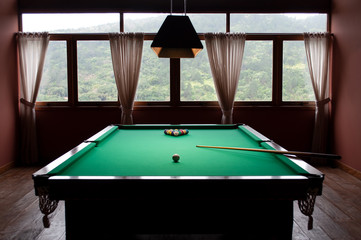 Mesa de Sinuca com vista para floresta. © filipe
