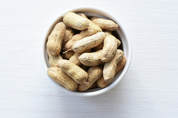 (Arachis hypogaea) cacaguate or whole dried peanuts in containers
