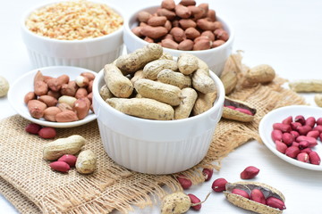 (Arachis hypogaea) cacaguate or dried whole peanut or shelled in containers