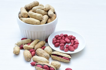(Arachis hypogaea) cacaguate or dried whole peanut or shelled in containers