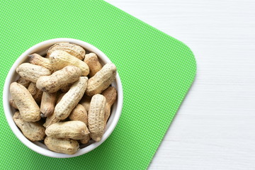 (Arachis hypogaea) cacaguate or dried whole peanut or shelled in containers