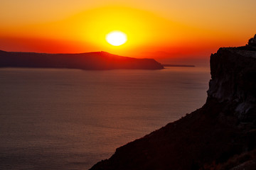 Fototapeta na wymiar Sonnenuntergang von Fira aus hinter der Caldera von Santorin in Griechenland 