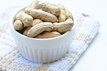 (Arachis hypogaea) cacaguate or whole dried peanuts in containers