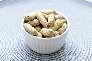 (Arachis hypogaea) cacaguate or whole dried peanuts in containers