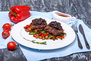 snack of fried meat with caramelized onions, green beans and sweet peppers