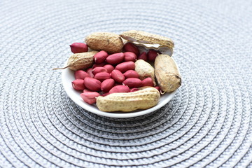 (Arachis hypogaea) cacaguate or dried whole peanut or shelled in containers