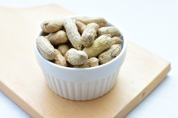 (Arachis hypogaea) cacaguate or whole dried peanuts in containers
