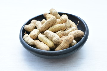 (Arachis hypogaea) cacaguate or dried whole peanut or shelled in containers