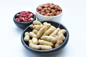 (Arachis hypogaea) cacaguate or dried whole peanut or shelled in containers