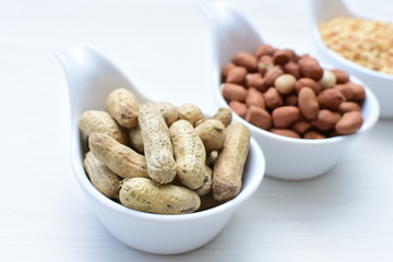 (Arachis hypogaea) cacaguate or dried whole peanut or shelled in containers