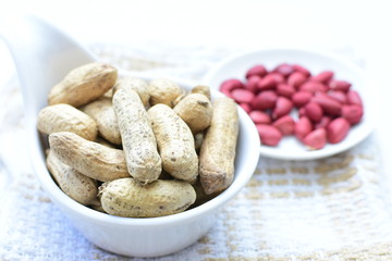 (Arachis hypogaea) cacaguate or dried whole peanut or shelled in containers
