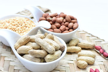 (Arachis hypogaea) cacaguate or dried whole peanut or shelled in containers
