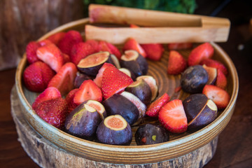 Figs and strawberries on a plate 