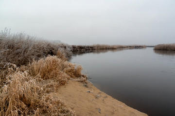 Szron i mgła nad rzeką, Dolina Narwi,Rzeka Narew, Podlasie, Polska