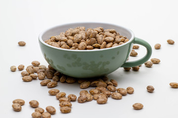 Tasse mit braunen Bohnen