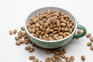 Tasse mit braunen Bohnen