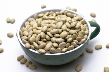 Tasse mit weißen Bohnen