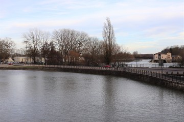 Le canal du Rhône au Rhin dans la ville de Dole - ville de Dole - département du Jura - France