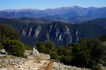 Fototapeta na wymiar Mountain trekking road in Umbria mountains, Italia
