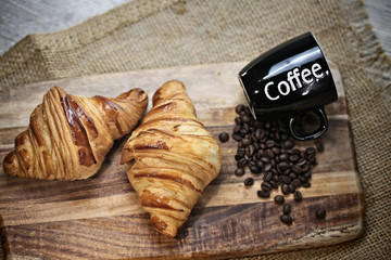 croissant et café ,petit déjeuner sur fond en bois