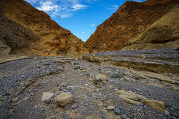Obraz premium hikink the golden canyon - gower gulch circuit in death valley, california, usa