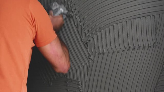  Fliesenleger bei der Arbeit, Renovierung eines Badezimmers 4k Video in zeitlupe