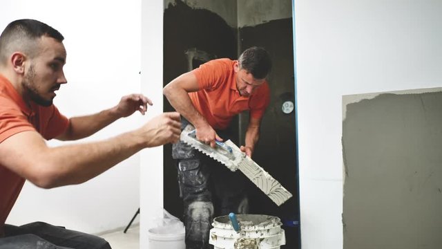 Fliesenleger Verlegen fliesen in einem modernem badezimmer 4k video in zeitlupe